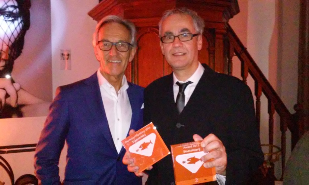 Geluksmakelaar John Kosterman met alg.dir. Frans van Steenis vd Staatsloterij.